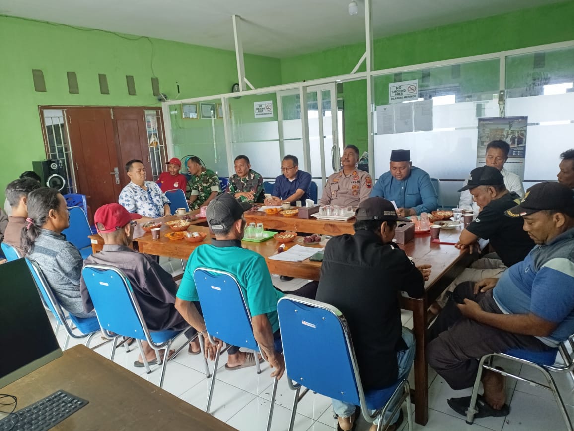 CARI SOLUSI: Pihak Desa Blimbing, Sluke, bersama Forkopimcam mengelar pertemuan membahas aktivitas PT Tirta Yasa Group.