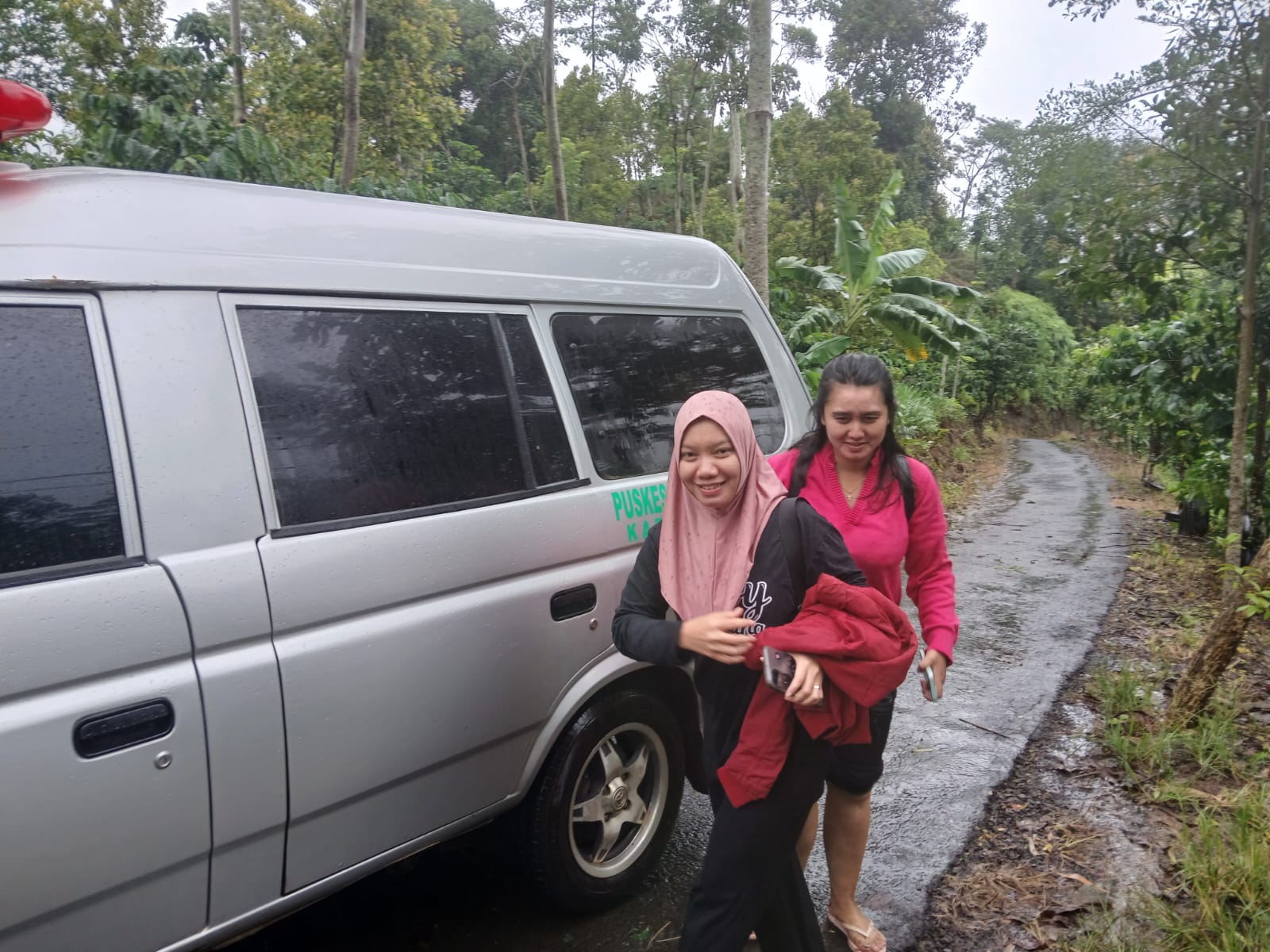 PAHLAWAN: Bidan Liya (kiri) dan bidan Cindy usai membantu proses persalinan warga Tempur.