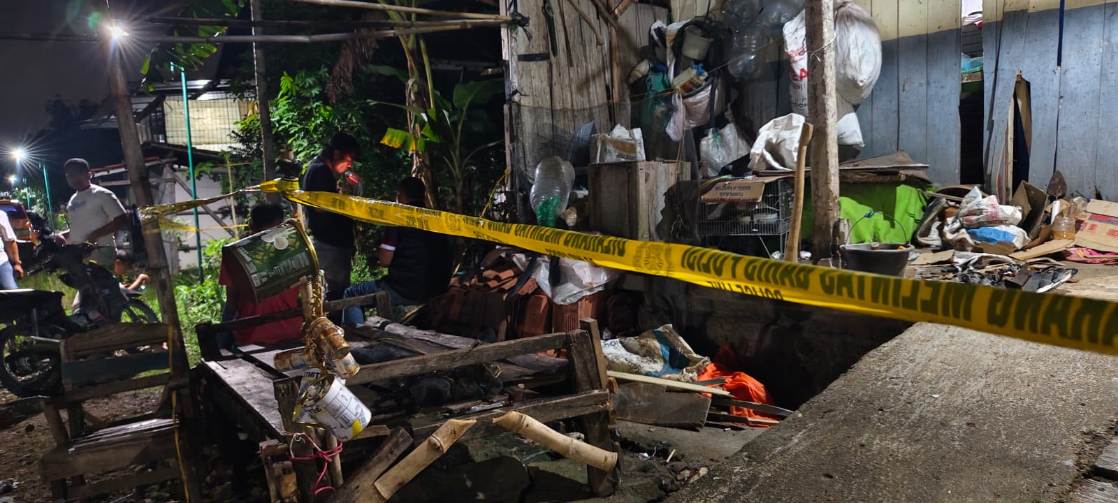 PENYELIDIKAN &ndash; Petugas Polsek Godong dan Inavis Polres Grobogan melakukan penyelidikan meledaknya obat mercon di Desa Pahesan, Kecamatan Godong.