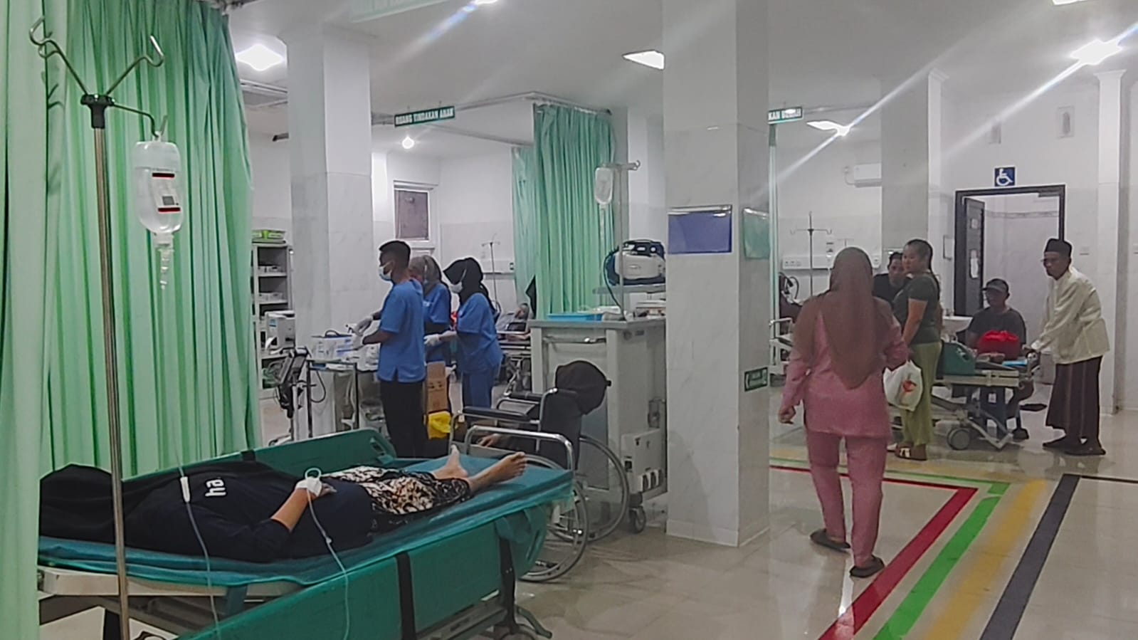 PERAWATAN INTENSIF &ndash; Salah satu santri Putri Miftahul Huda Ngroto Gubug mendapatkan perawatan di ruang IGD RS Ki Ageng Getas Pendowo.