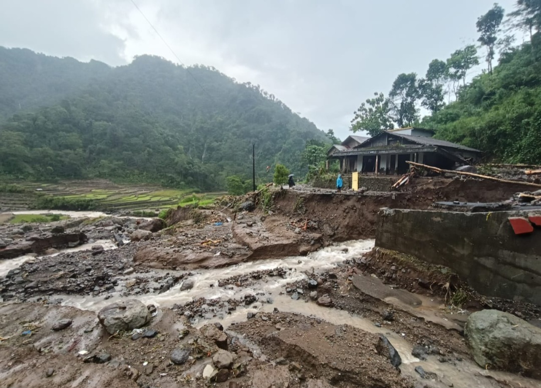 SIAGA 1: Kondisi jalan sejurus arah Desa Tempur alami longsor.