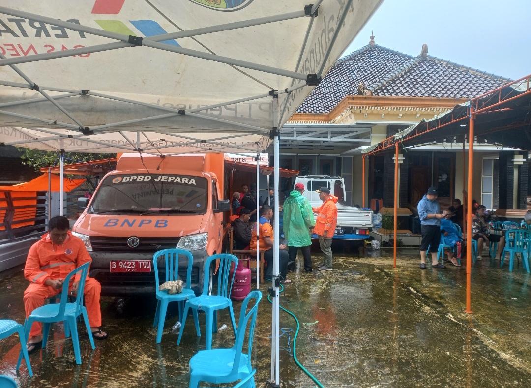 SATSET: BPBD Jepara dan tim relawan gabungan dirikan Posko Darurat Bencana dan Dapur Umum.