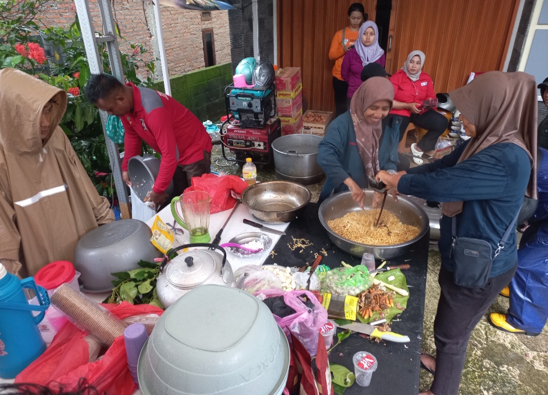 SIGAP: Tim dapur umum tengah menyiapkan menu.