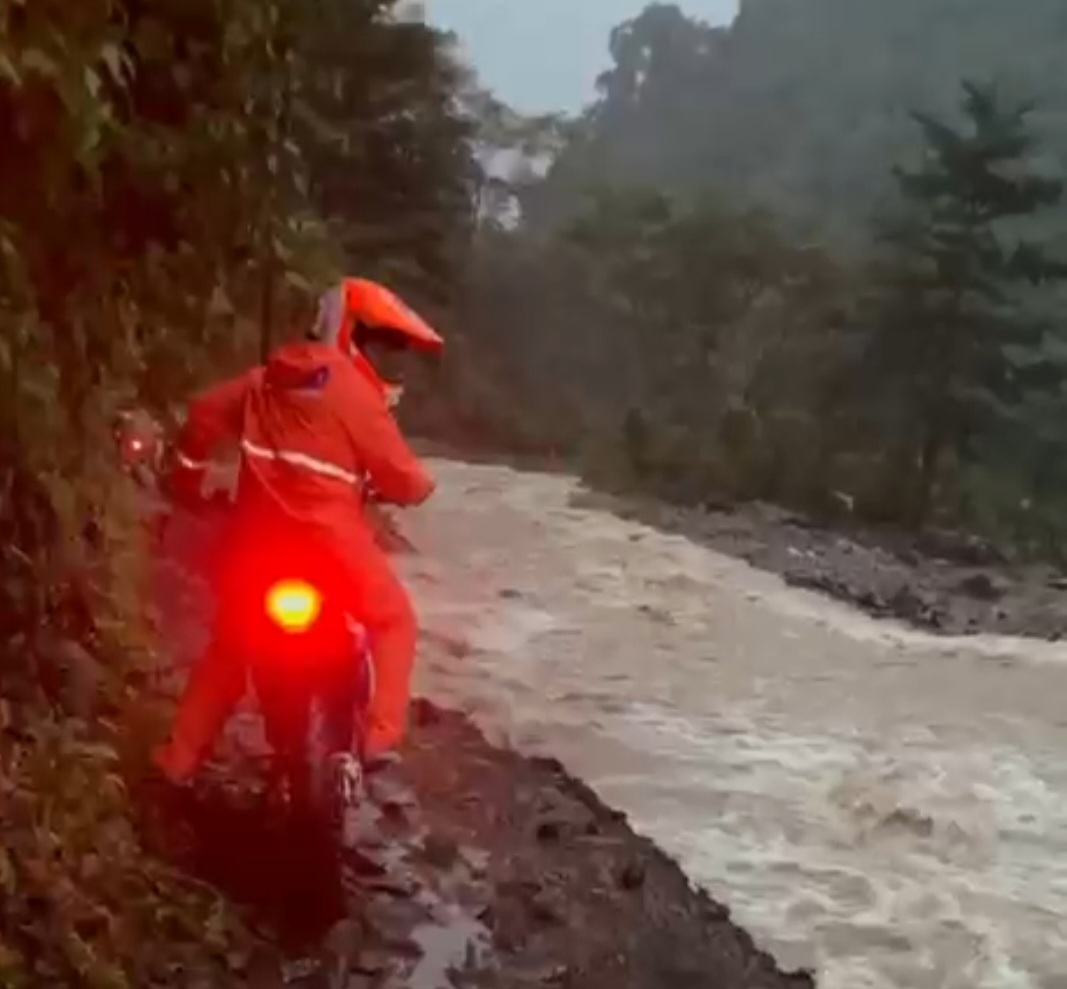 LUMPUH: Kalaksa BPBD Jepara Arwin Noor Isdiyanto tengah meninjau jalan menuju Desa Tempur yang tergerus aliran sungai hingga putus 80 meter.