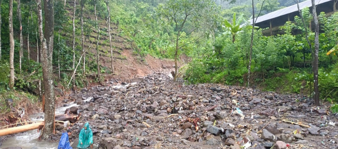 LUMPUH: Kondisi material longsor yang menutup badan jalan menuju Desa Tempur.