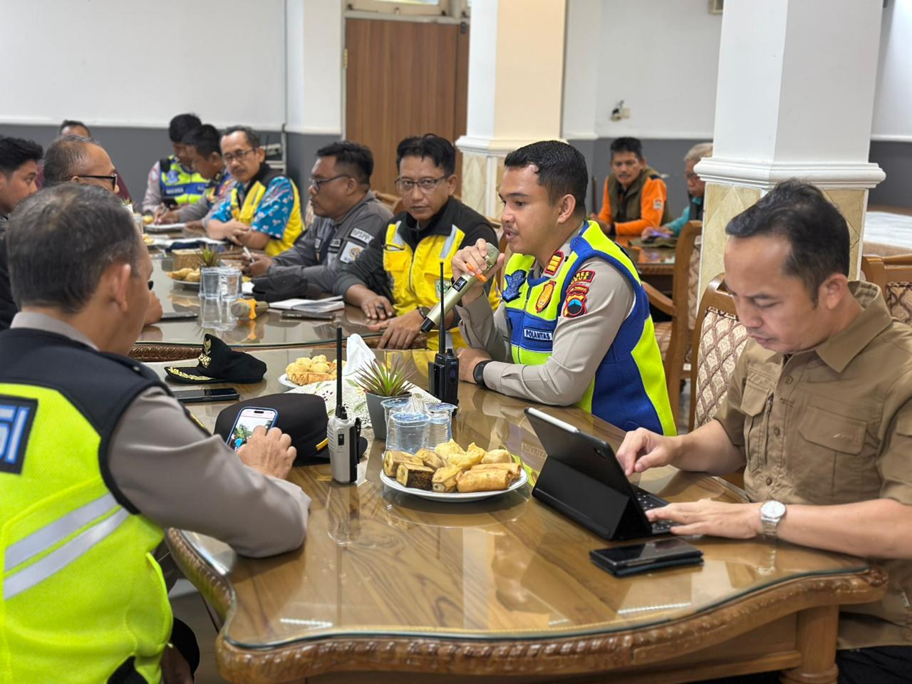GERAK CEPAT: Kasat Lantas Polres Kudus AKP Royke Noldy Darean memberikan keterangan saat rapat penanganan talud jalan Colo yang ambrol.