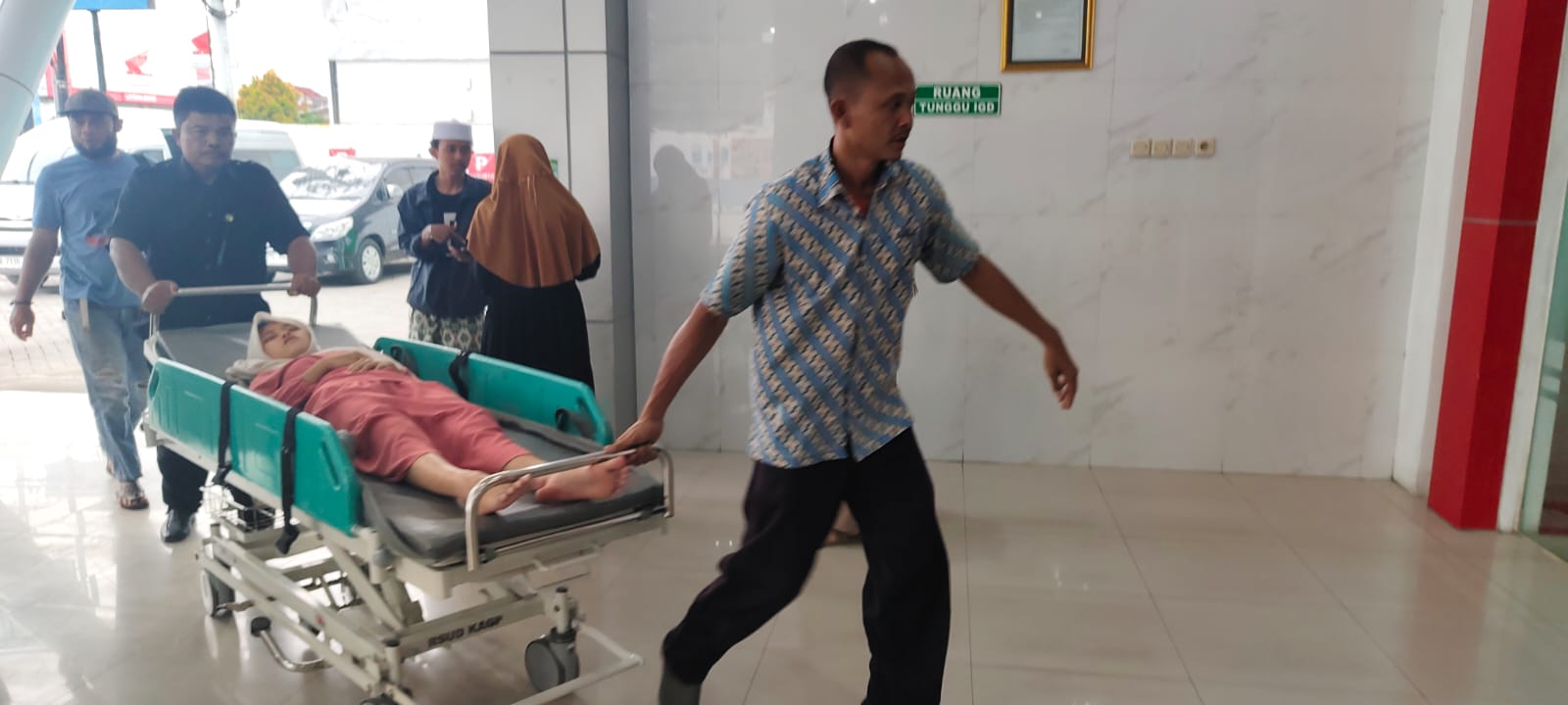 DIRAWAT &ndash; Korban dugaan keracunan  MBG santri Ponpes Muftahul Falah Desa Ngroto, Kecamatan Gubug dilarikan ke RS Ki Ageng Getas Pendowo Gubug, Sabtu (10/1).