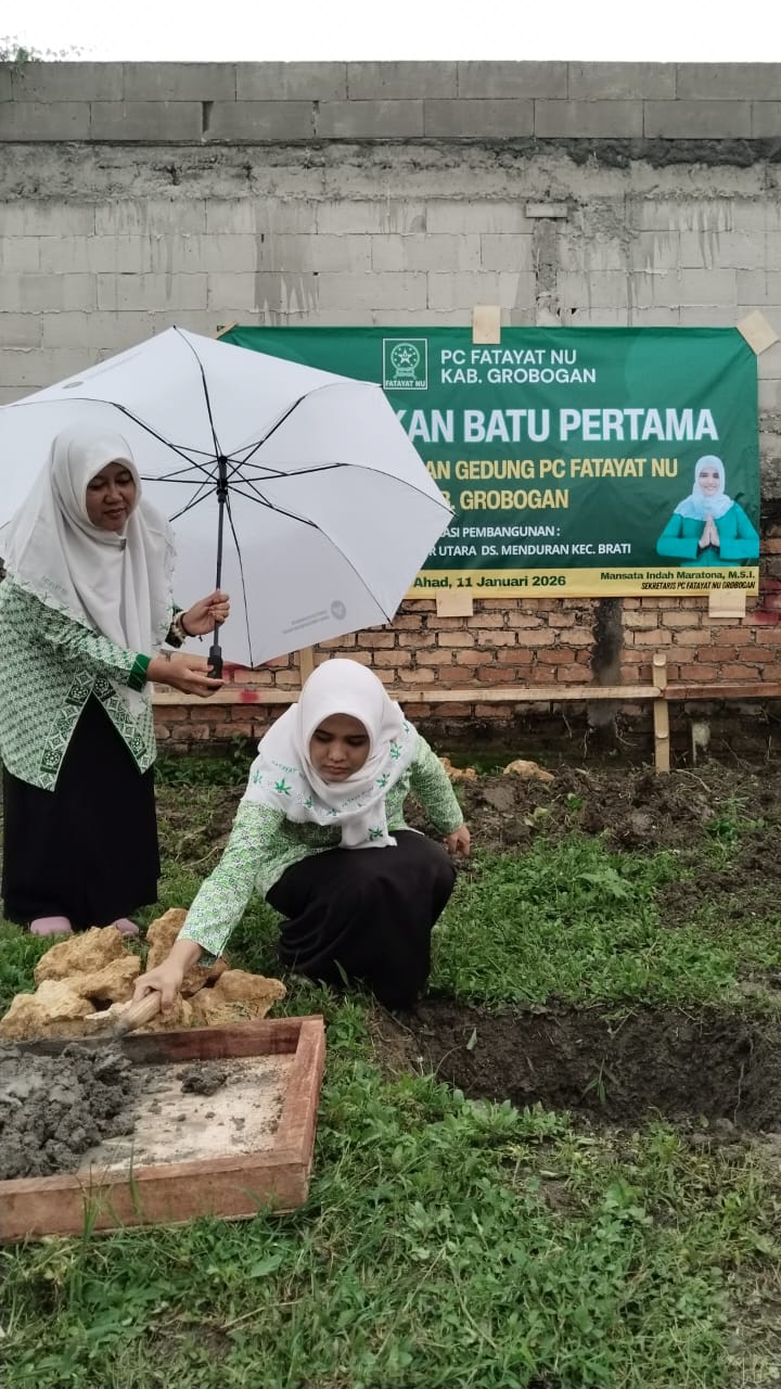 PELETAKAN BATU PERTAMA &ndash; Sekertaris Fatayat Grobogan Mansata Indah Maratona meletakan batu pertama pembangunan gedung PC Fatayat NU Grobogan di Desa Menduran, Kecamatan Brati.