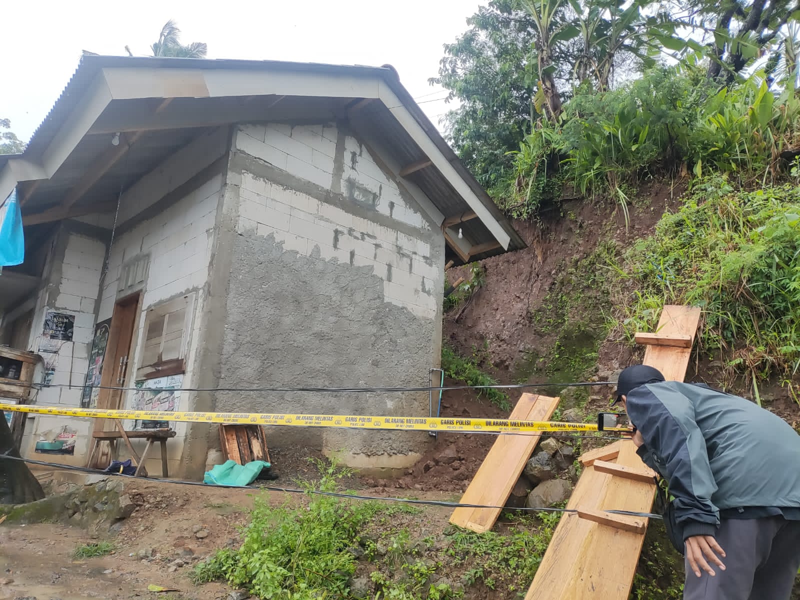 MEMAKAN KORBAN: Lokasi rumah korban yang tertimpa tanah longsor di Desa Menawan, Dukuh Kambangan.