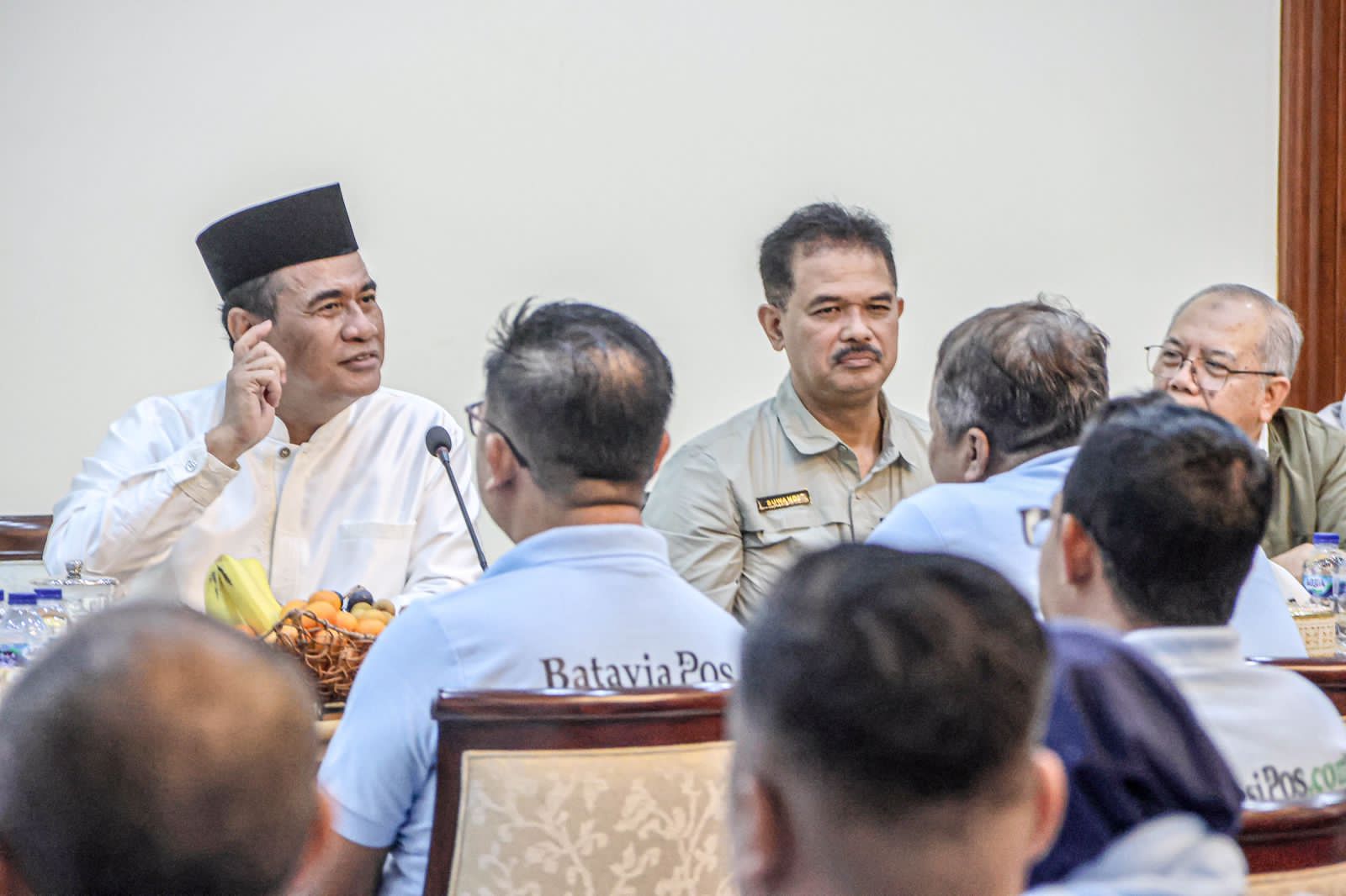 BEBER TRIK: Menteri Pertanian Amran Sulaiman saat berdialog dengan pimpinan Jawa Pos Group di kediamannya, kawasan Kalibata, Jakarta, Minggu, 11 Januari 2026.