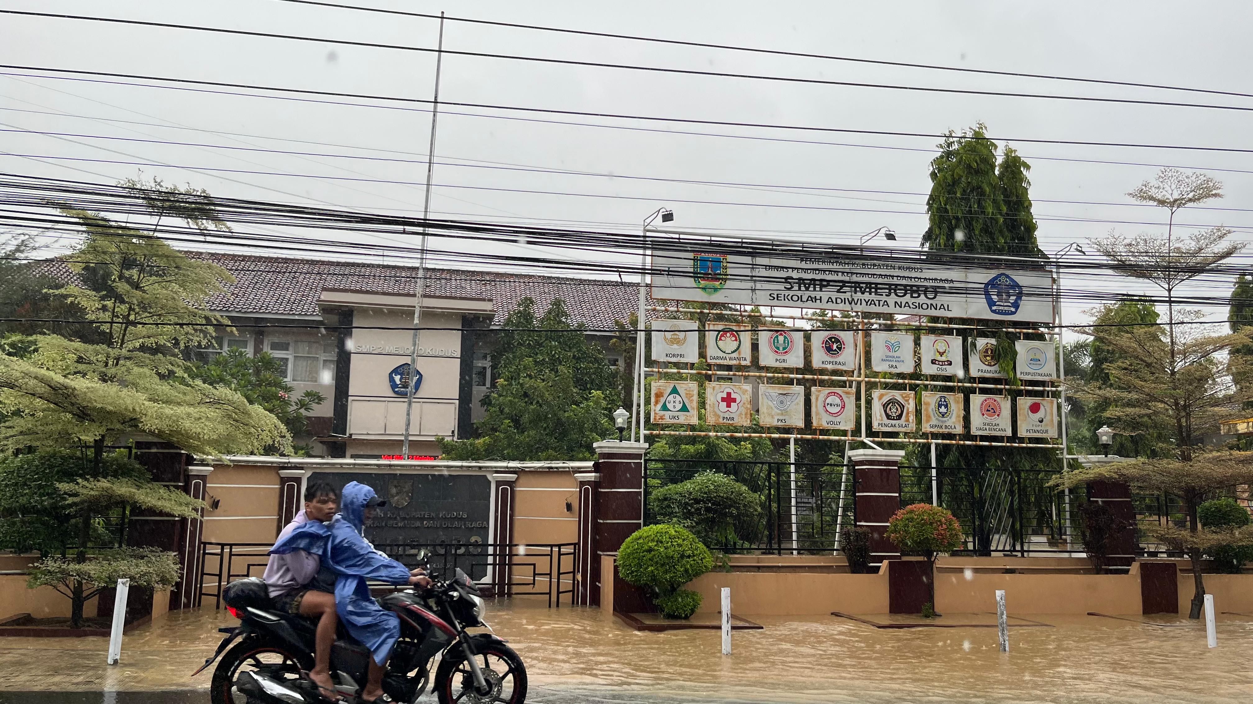 KEBANJIRAN: Gedung SMP 2 Mejobo terdampak banjir. Hujan terus mengguyur dan air terus naik.