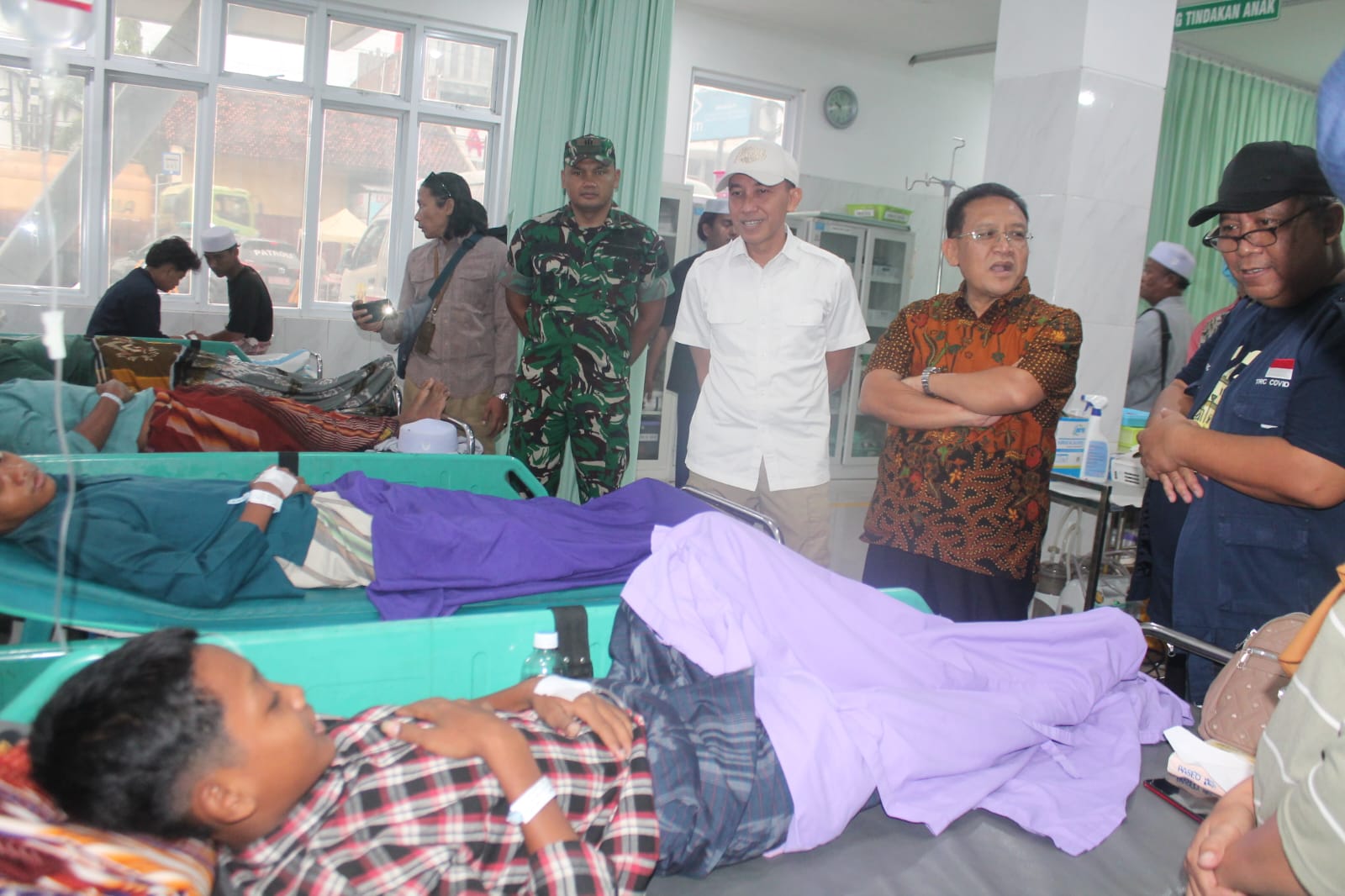 PEDULI: Satgas MBG Grobogan saat menjenguk santri terdampak diduga keracunan MBG di RAID Getas Pendowo Gubug
