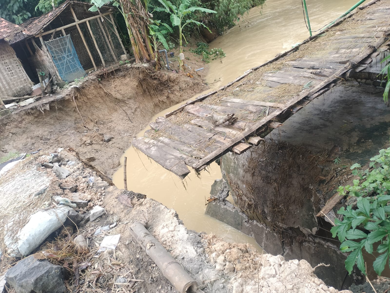 DISAPU BANJIR: Jembatan antardesa di Dukuh Deresan, Desa Sekarsari, (Rembang) dan Desa Manjang, Kecamatan Jaken, (Pati) terputus setelah disapu banjir kemarin.