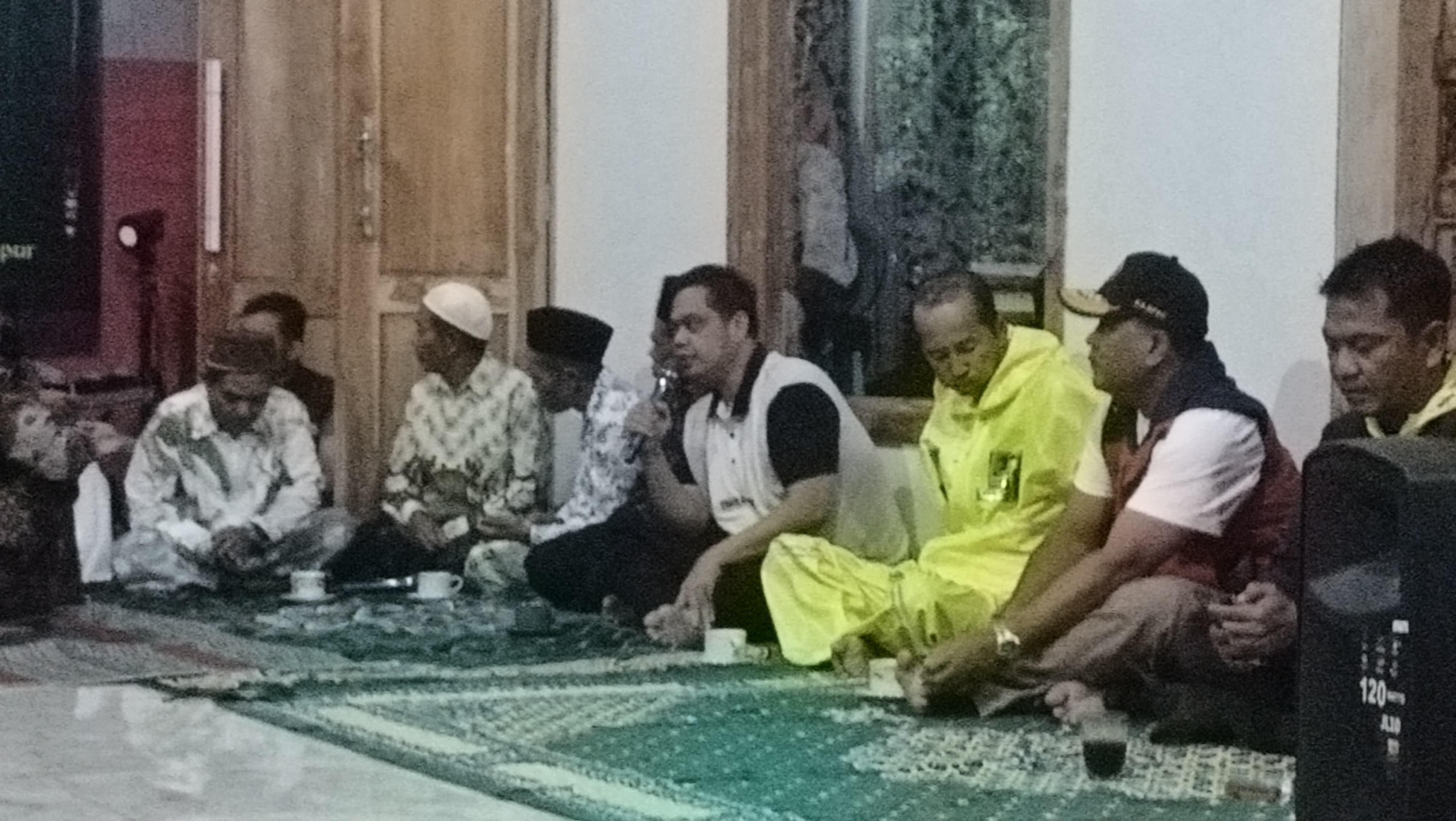 MENYALA: Bupati memberikan sambutan saat meninjau dampak bencana longsor di Tempur pada Minggu (11/1) malam.