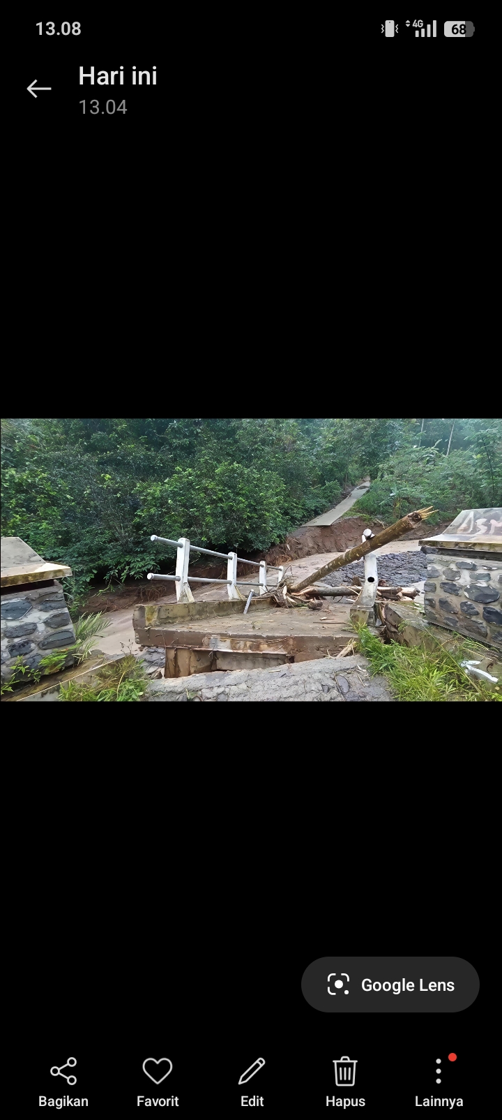 AMBROL: Jembatan di Dukuh Domo, Desa Klakahkasian, Gembong terputus akhir pekan ini.&nbsp;