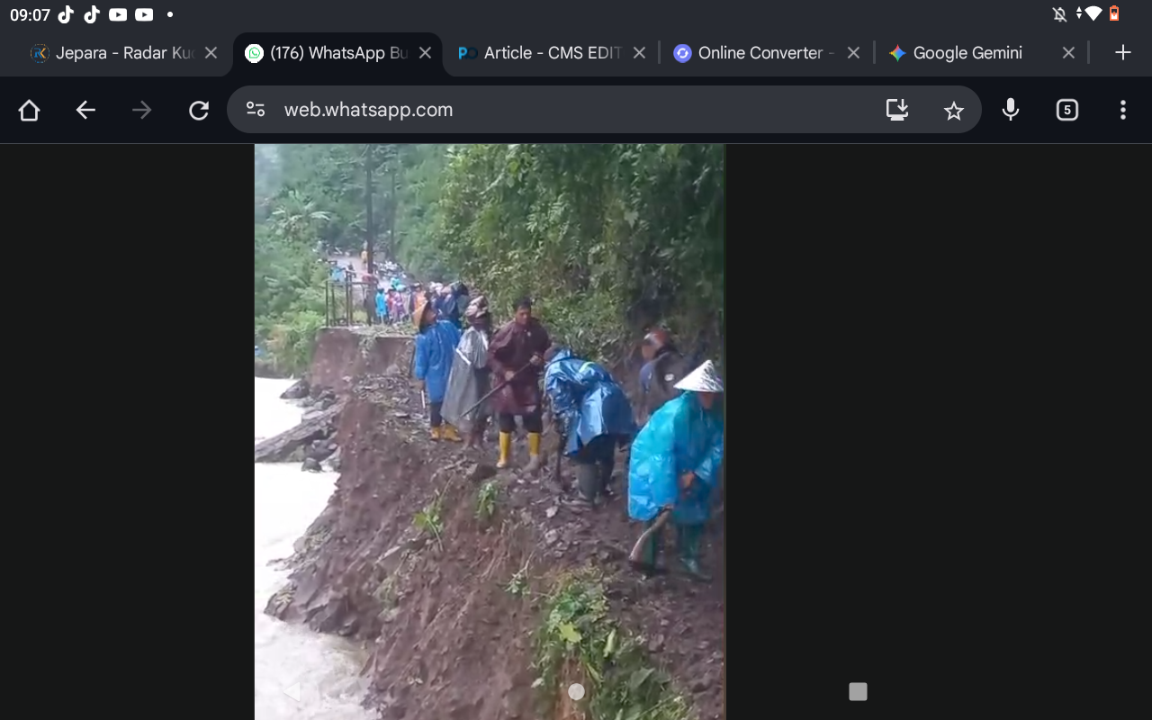 GOTONG ROYONG: Sebanyak 800 warga Desa Tempur Jepara kerja bakti membuka akses jalan darurat akibat longsor dan banjir.