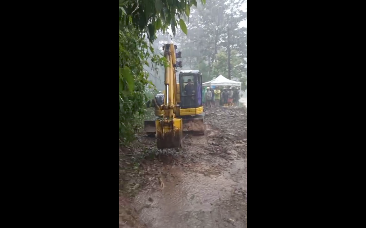 HEROIK: Alat berat dikerahkan membantu warga membuka akses darurat akibat longsor dan banjir di Tempur.
