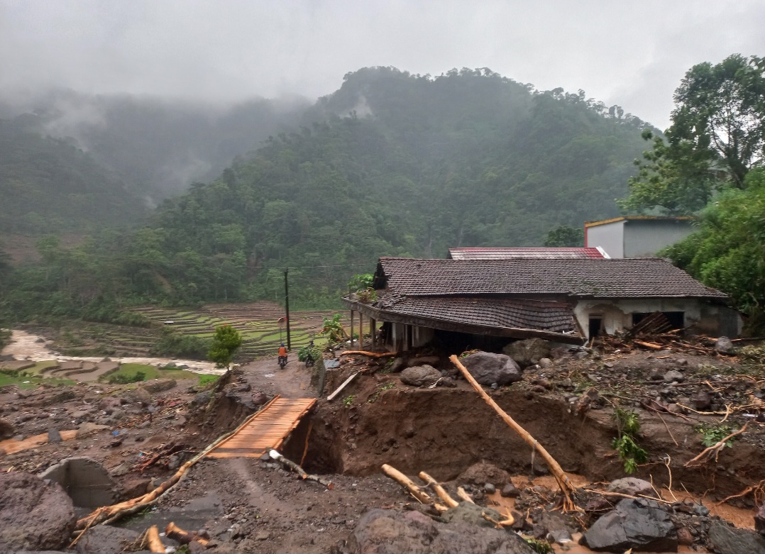 LUMPUH: Rumah warga Desa Tempur, Sujak, terkubur material longsor.