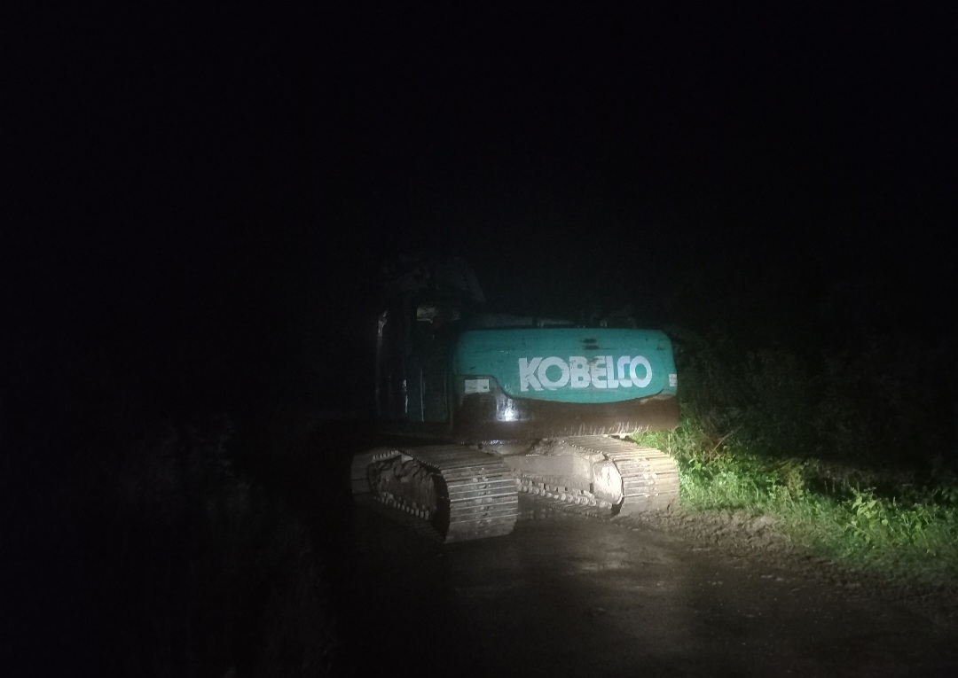 GELAP: Ekskavator terobos gelapnya malam, siap menangani jalan yang terputus menuju arah Desa Tempur Minggu (11/1) malam.
