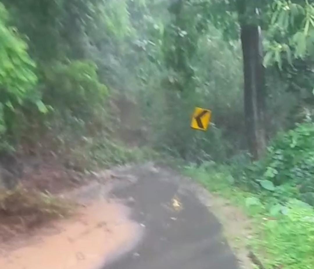 TERTUTUP: Kondisi akses jalan menuju Desa Rahtawu yang tertup material longsor.
