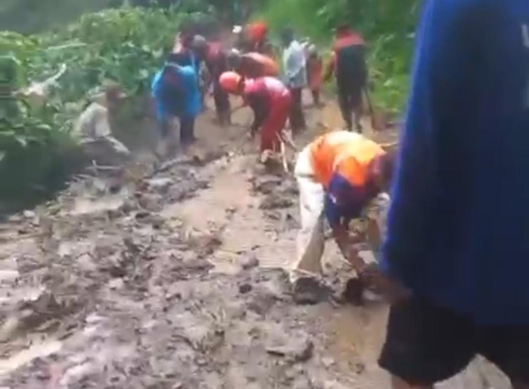 GERAK CEPAT: Relawan membersihkan material longsor di Desa Japan.