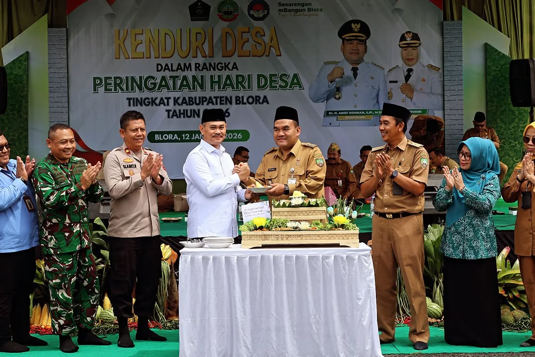 INOVATIF: Pelaksanaan Kenduri dan doa bersama untuk korban bencana di Sumatera yang berlangsung di alun-alun Blora, Senin (12/01).