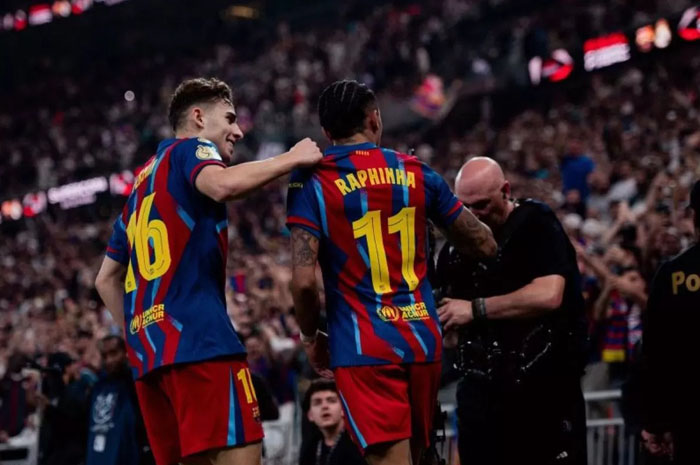 Pemain Barcelona merayakan gol ke gawang Real Madrid pada pertandingan final Piala Super Spanyol di Stadion King Abdullah Sports City, Minggu (11/1).