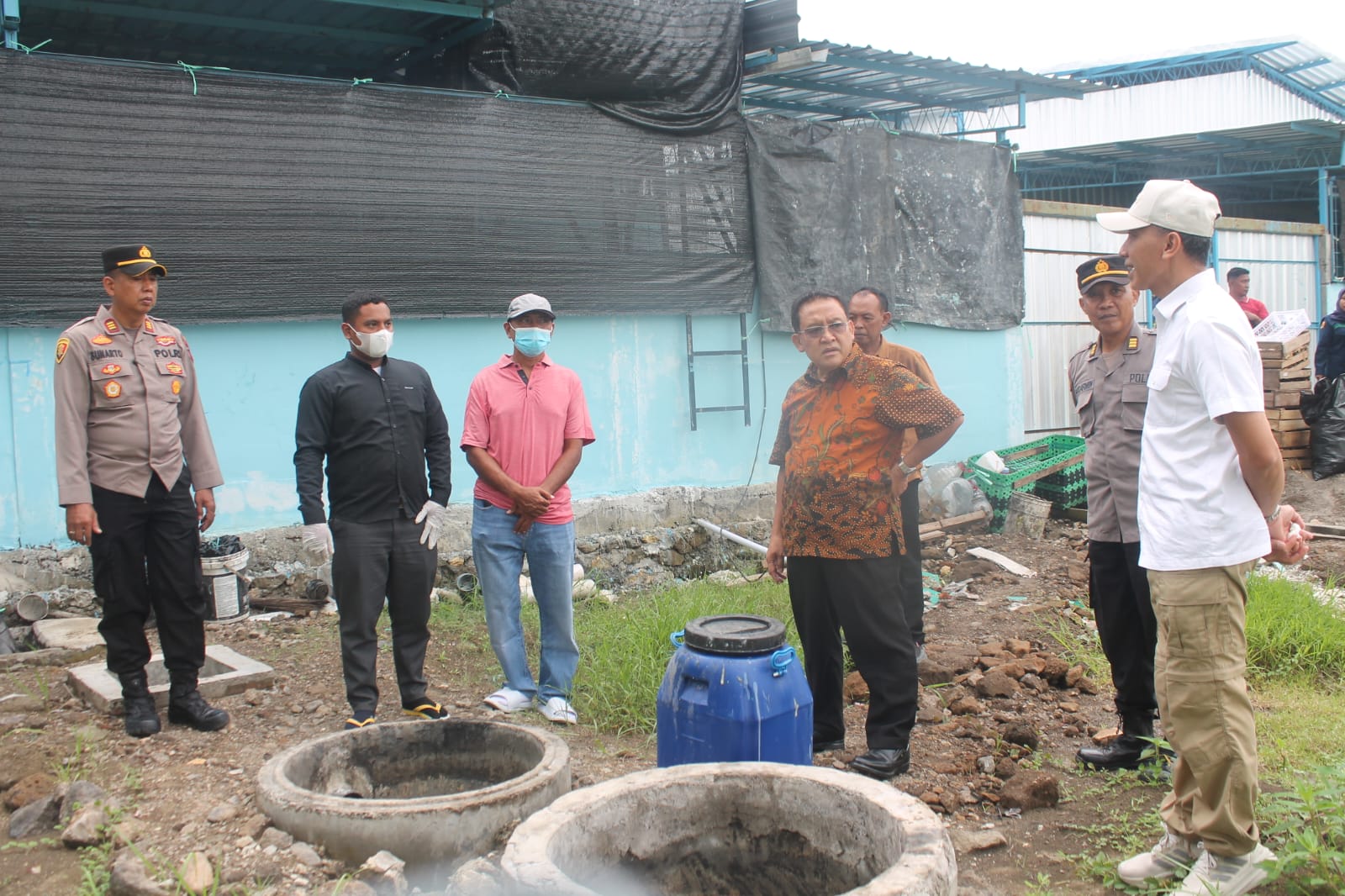 INSPEKSI: Ketua Satgas Percepatan MBG Grobogan saat melakukan pengecekan IPAL di SPPG Kuwaron, Gubug.