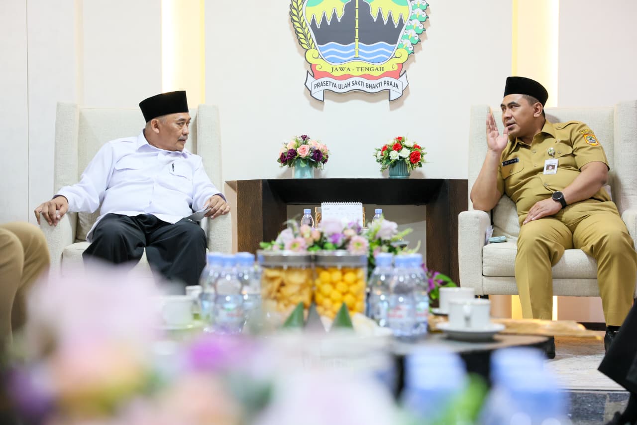 Wakil Gubernur Jawa Tengah, Taj Yasin bersama Kepala Kanwil Kementerian Haji dan Umrah Provinsi Jawa Tengah Fitriyanto