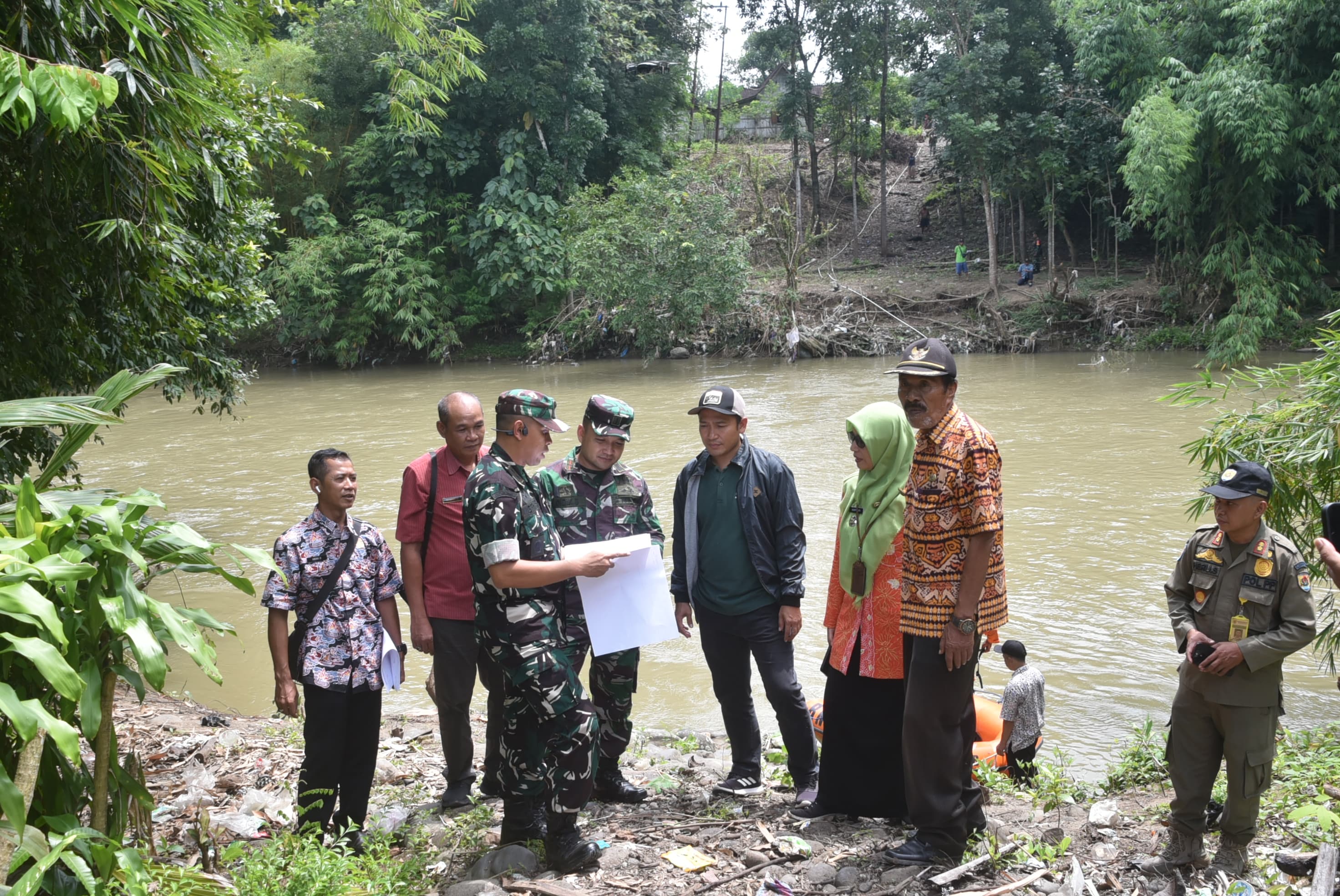 LOKASI JEMBATAN GARUDA: Dandim 0717/Grobogan Letkol Inf Wefri Sandiyanto saat meninjau bakal lokasi jembatan garuda di Desa Ngombak Kecamatan Kedungjati.