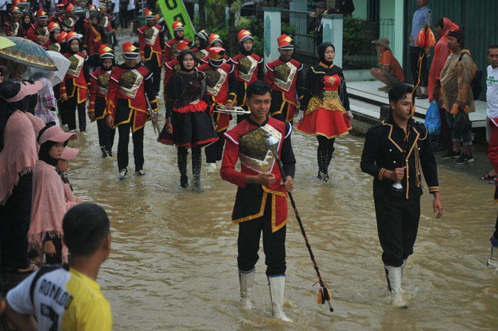 GAYENG: Suasana karnaval di Desa Jepuro Kecamatan Juwana meskipun jalanan digenangi banjir.