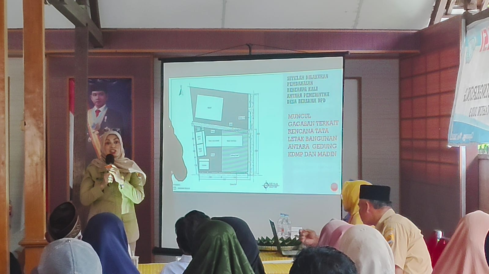 BERIKAN PENJELASAN &ndash; Kepala Desa Cingkrong Jasmi memberikan penjelasan tentang pendirian KDMP di lokasi Madin Tarbiyatul Atfal di Musdesus Desa, Senin (12/1).