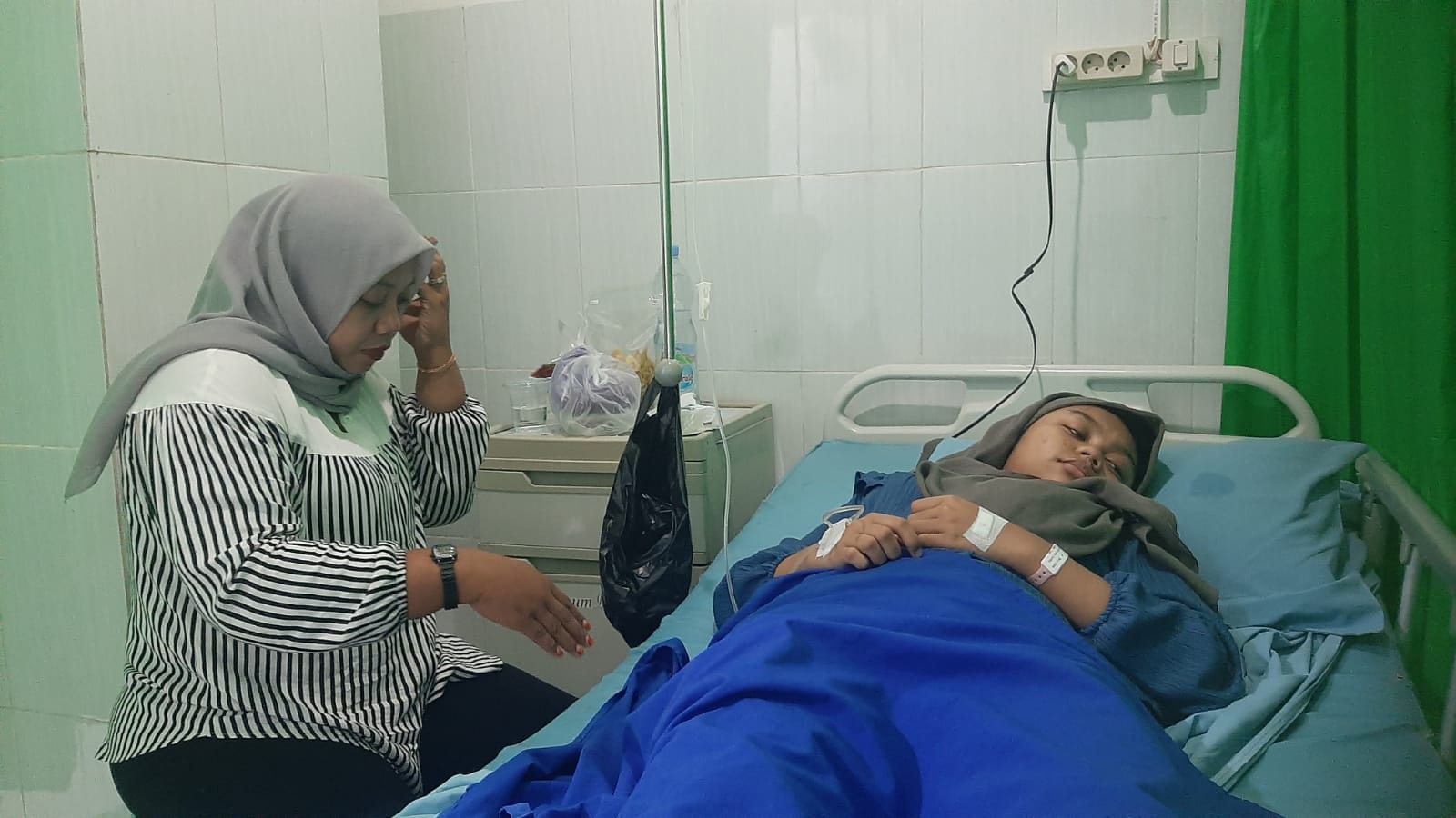 MASIH DIRAWAT - Salah satu santri putri Ponpes Miftahul Huda masih dirawat di RS Getas Pendowo Gubug diduga akibat keracunan MBG, Senin (12/1).