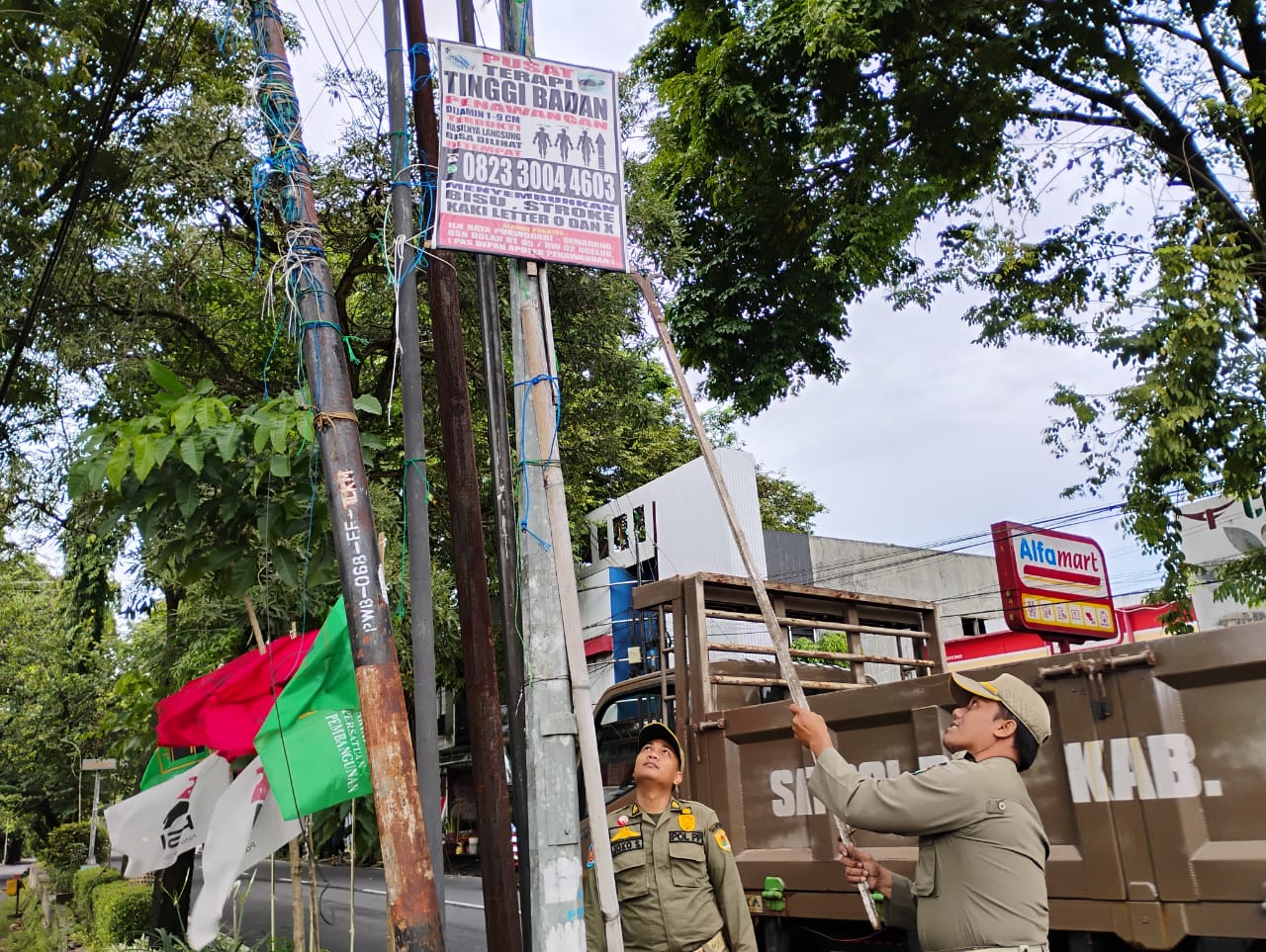 DICOPOT &ndash; Petugas dari Satpol PP Grobogan melakukan pencopotan reklami di lokasi Jalan Gajah Mada Purwodadi.