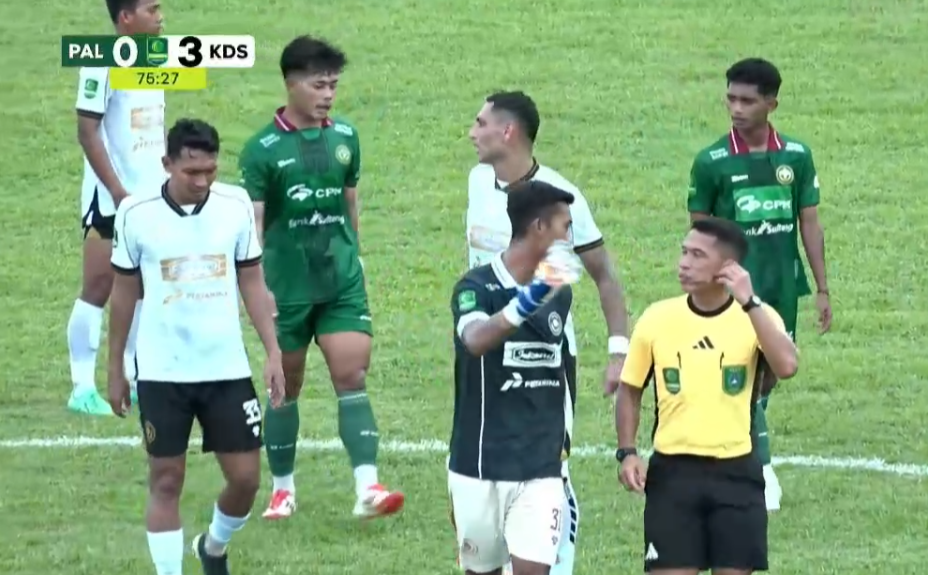 Kiper Persiku mencoba berkomunikasi dengan wasit