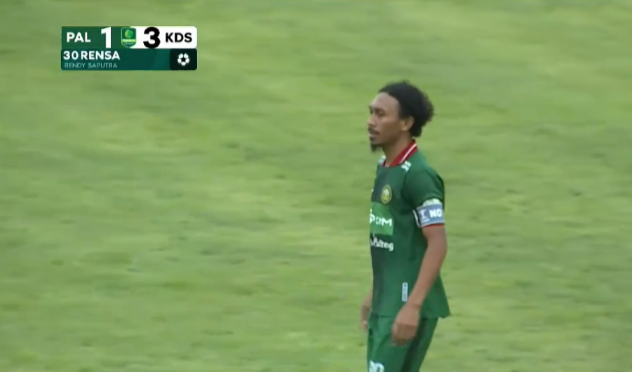 Rensa pemain Persipal Palu yang mencetak gol ke gawang Persiku lewat titik putih