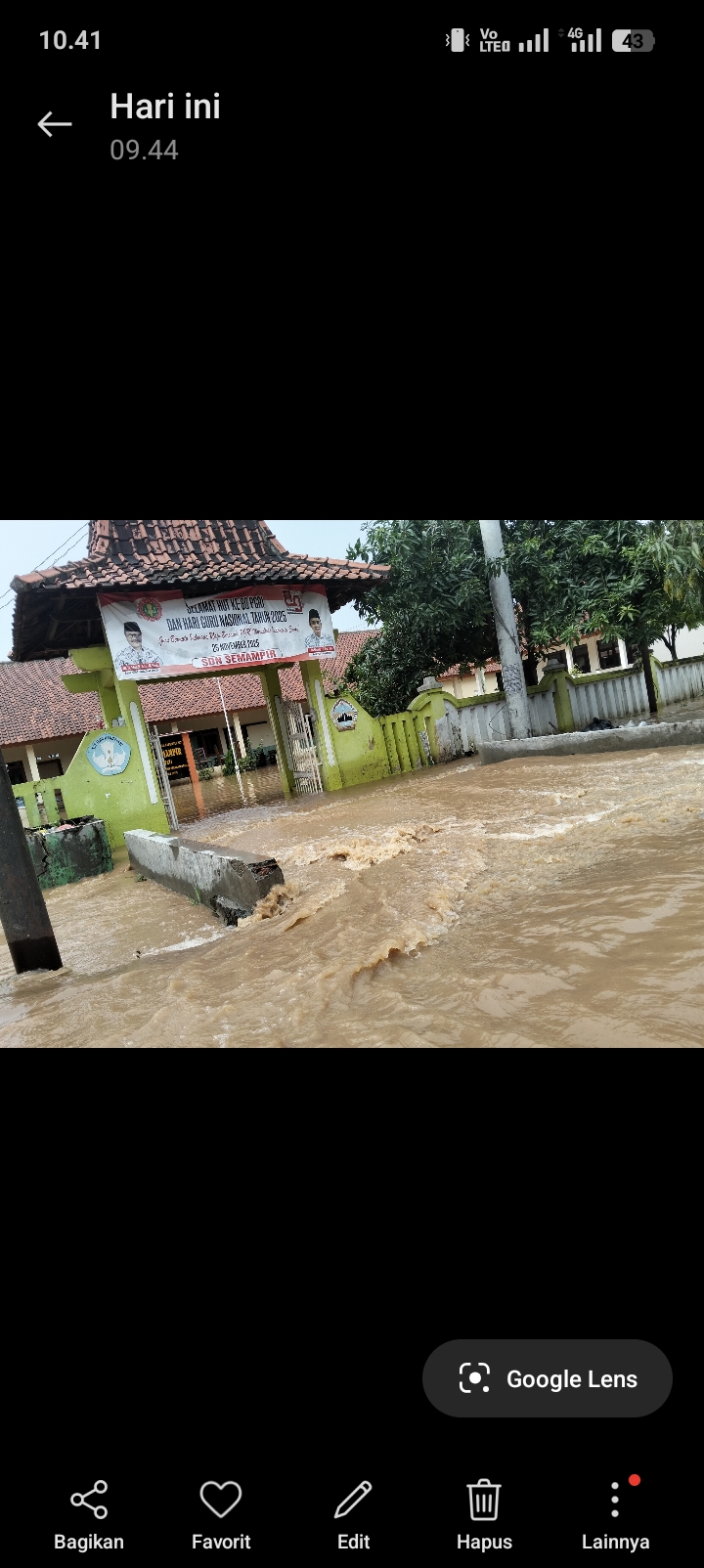 TERGENANG: SDN Semampir, Pati Kota kebanjiran pada Senin (12/1).