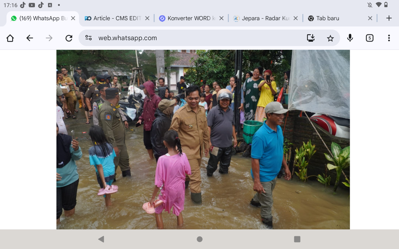 BASAH: Bupati Jepara Witiarso Utomo blusukan ke wilayah terdampak banjir di Jepara hari ini.