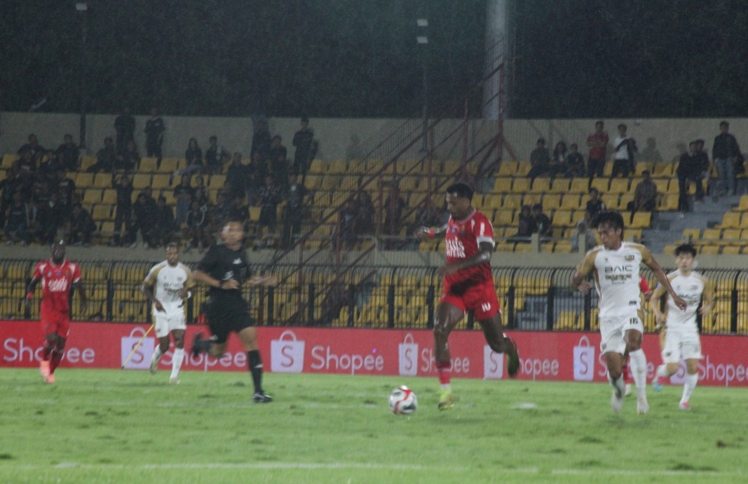 LAGA BERAT: Rosalvo tengah berebut bola dengan pemain Dewa United pada Senin (12/1).