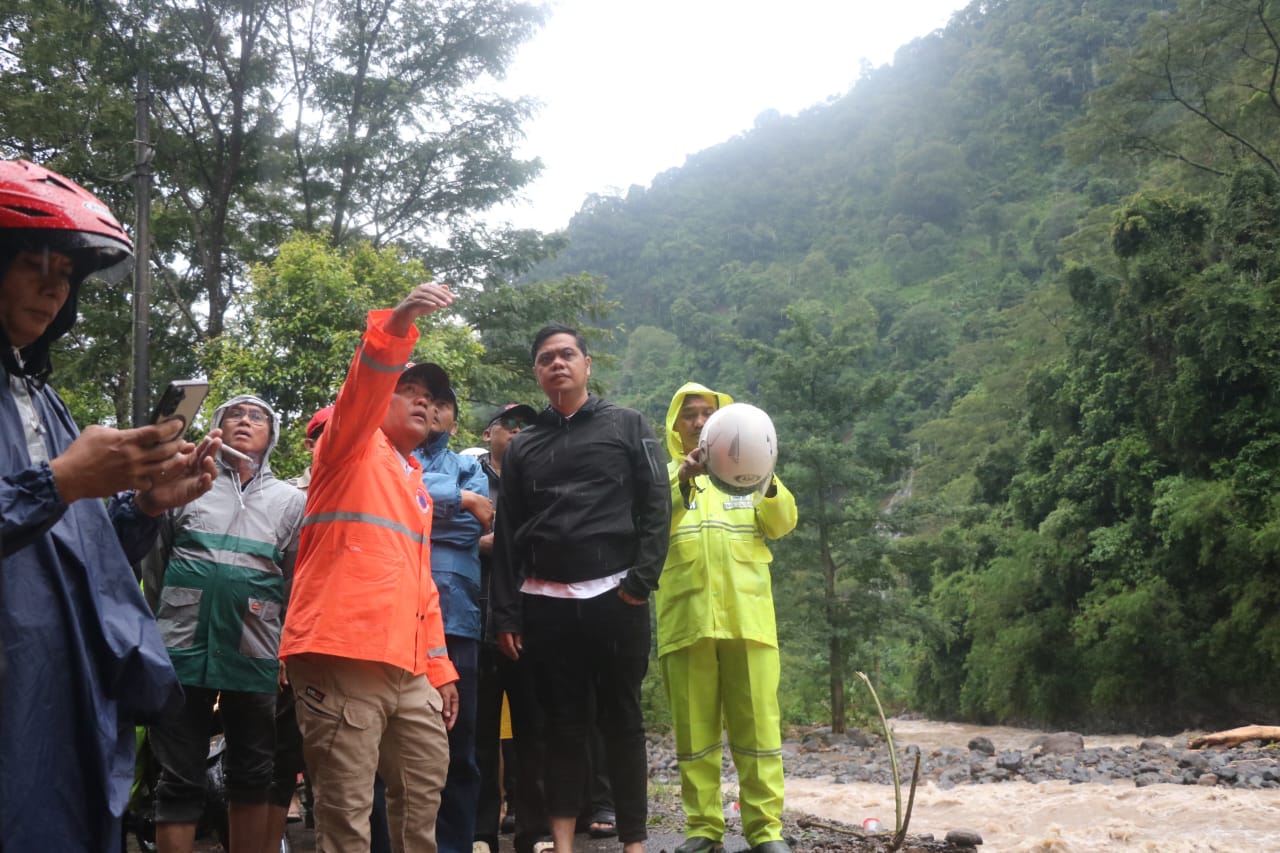 PERCEPATAN: Bupati Jepara Witiarso Utomo (jaket hitam) didampingi Kepala Pelaksana BPBD Jepara Arwin Noor Isdiyanto meninjau lokasi banjir dan longsor di Desa Tempur pada Minggu (11/1).