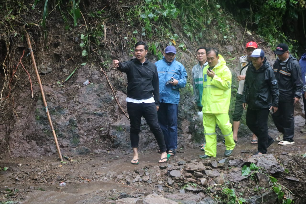 TANGGAP: Bupati Jepara Witiarso Utomo bersama jajarannya melewati jalan darurat di Desa Tempur meninjau kondisi pascabencana, Minggu (11/1).