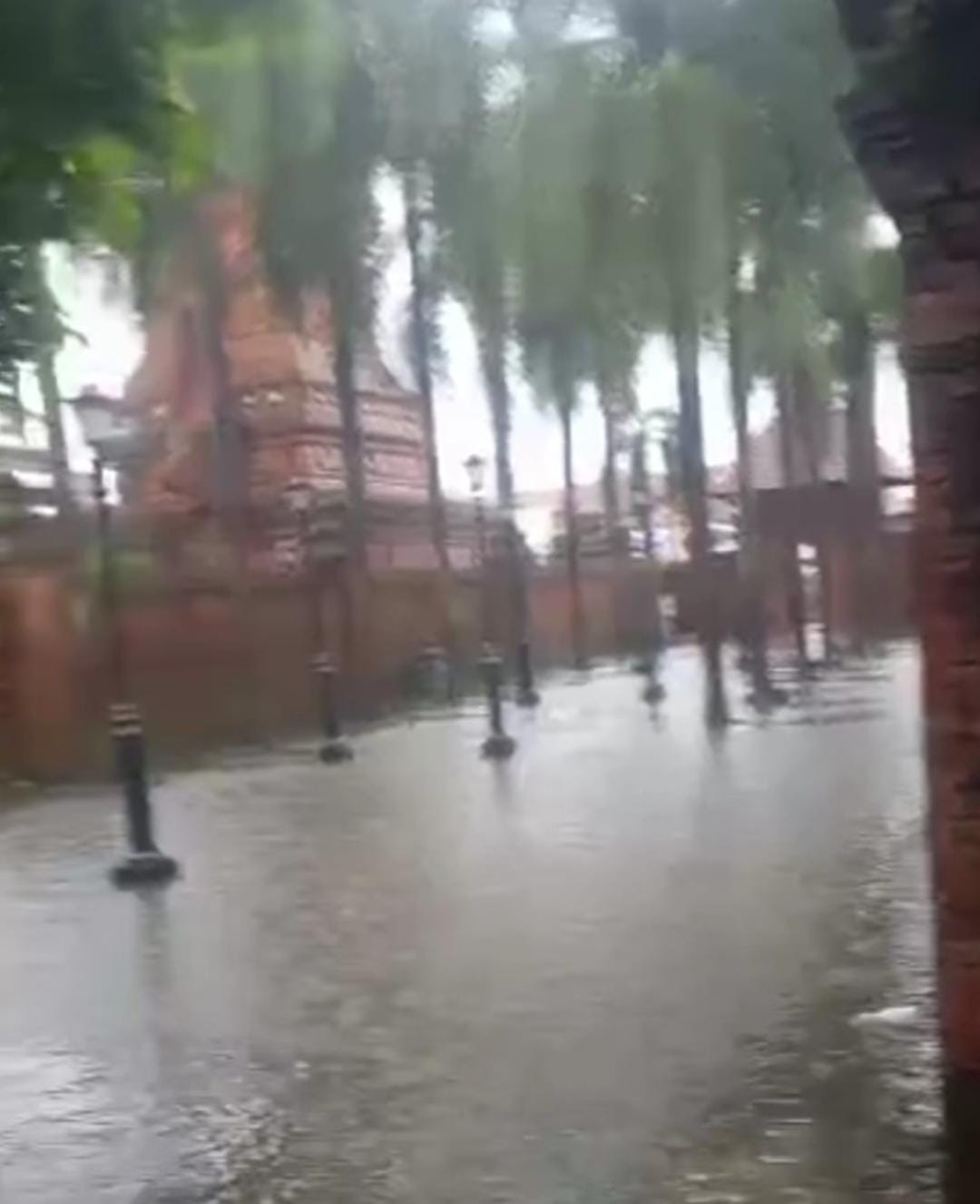 Menara Sunan Kudus pun ikut tergenang air.