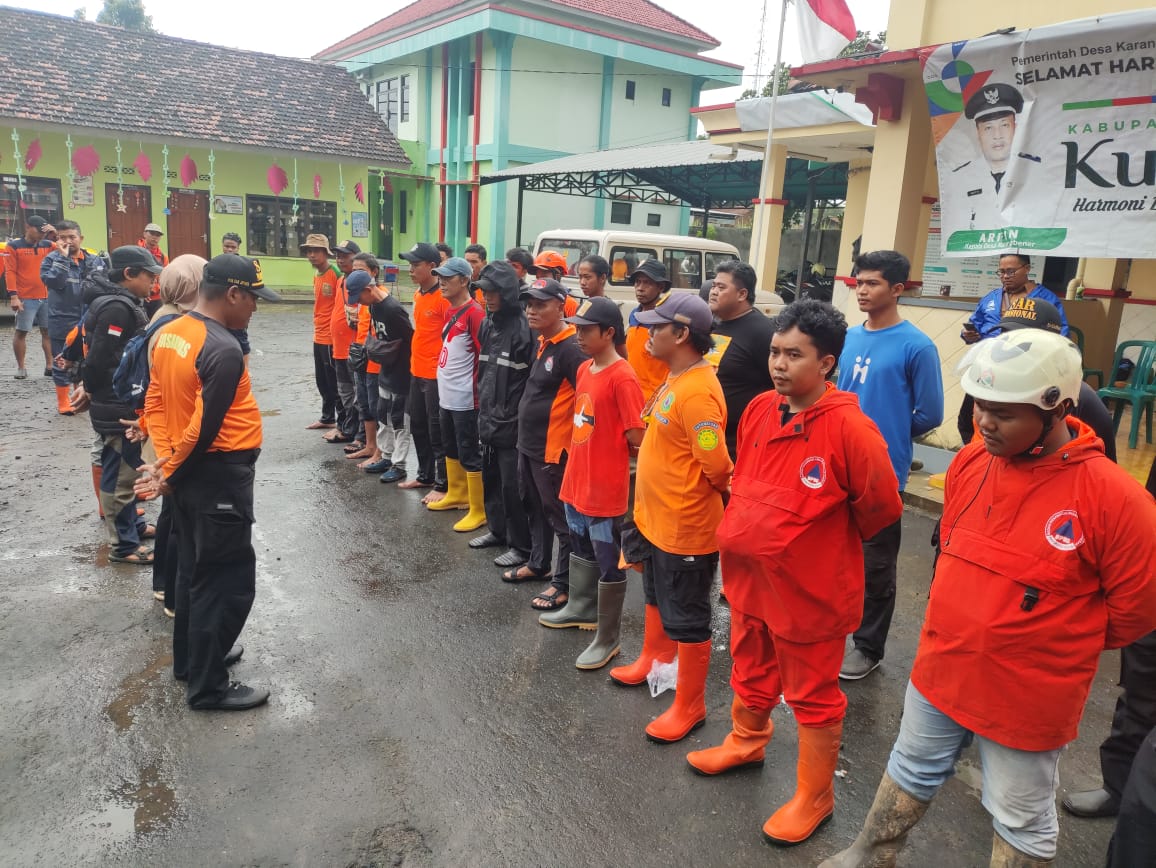 SIAGA: Relawan melaksanakan apel pembubaran paska berhasil melakukan pencarian bocah hilang terseret arus banjir.