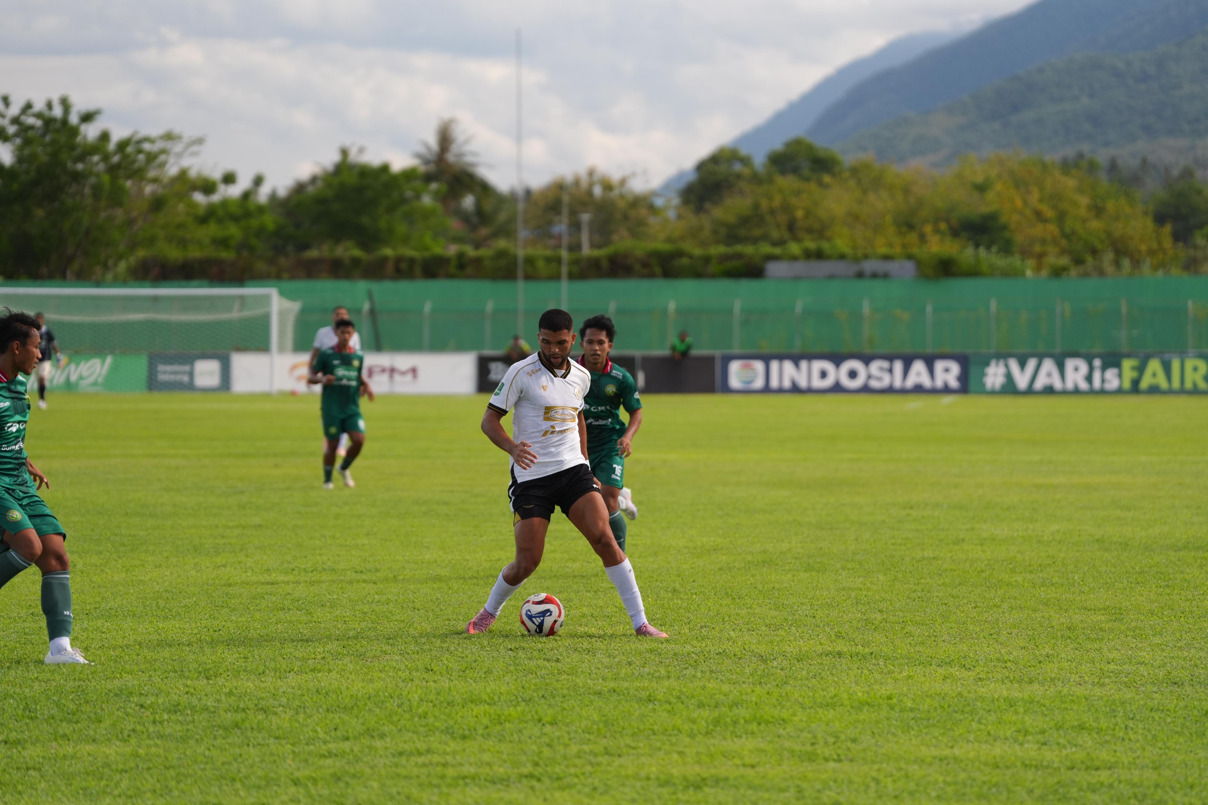 GACOR: Penyerang Persiku Kudus Igor Costa saat bertanding melawan Persipal Palu.  &nbsp;