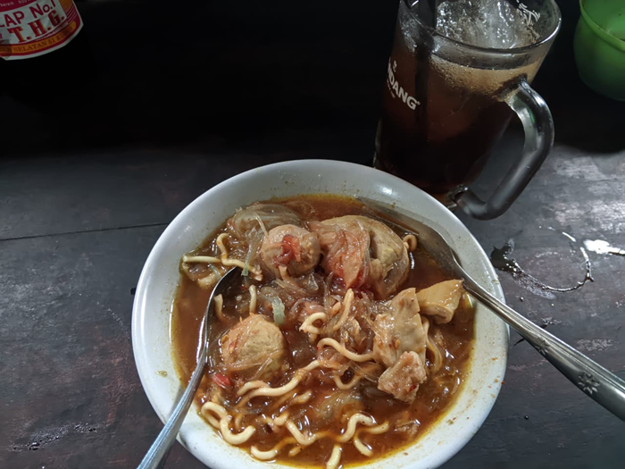 Makanan panas disajikan bersama minuman es.