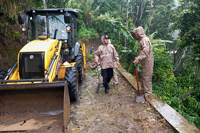 DIBERSIHKAN: Warga bersama relawan membersihkan sisa lumpur di Desa Gunungsari, Tlogowungu, Minggu (11/1) pagi.