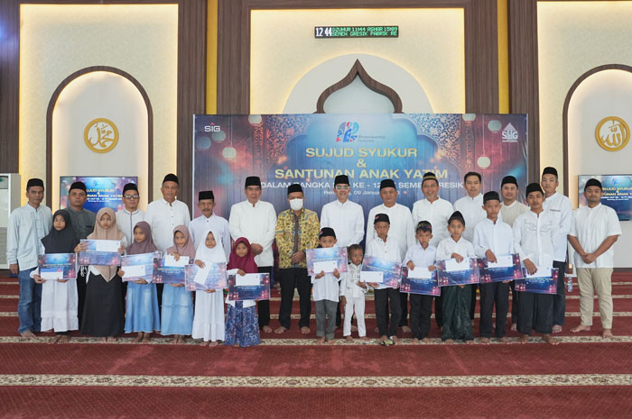Dewan Komisaris dan Direksi PT Semen Gresik beserta jajarannya berfoto bersama anak-anak yatim piatu penerima santunan dalam rangka peringatan HUT ke-12 di Masjid Al-Hikam Semen Gresik, Pabrik Rembang