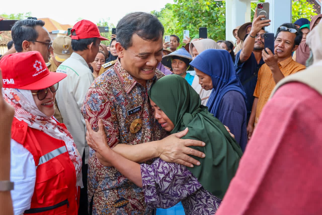 Gubernur Jateng meninjau kondisi dan para korban banjir di Pati