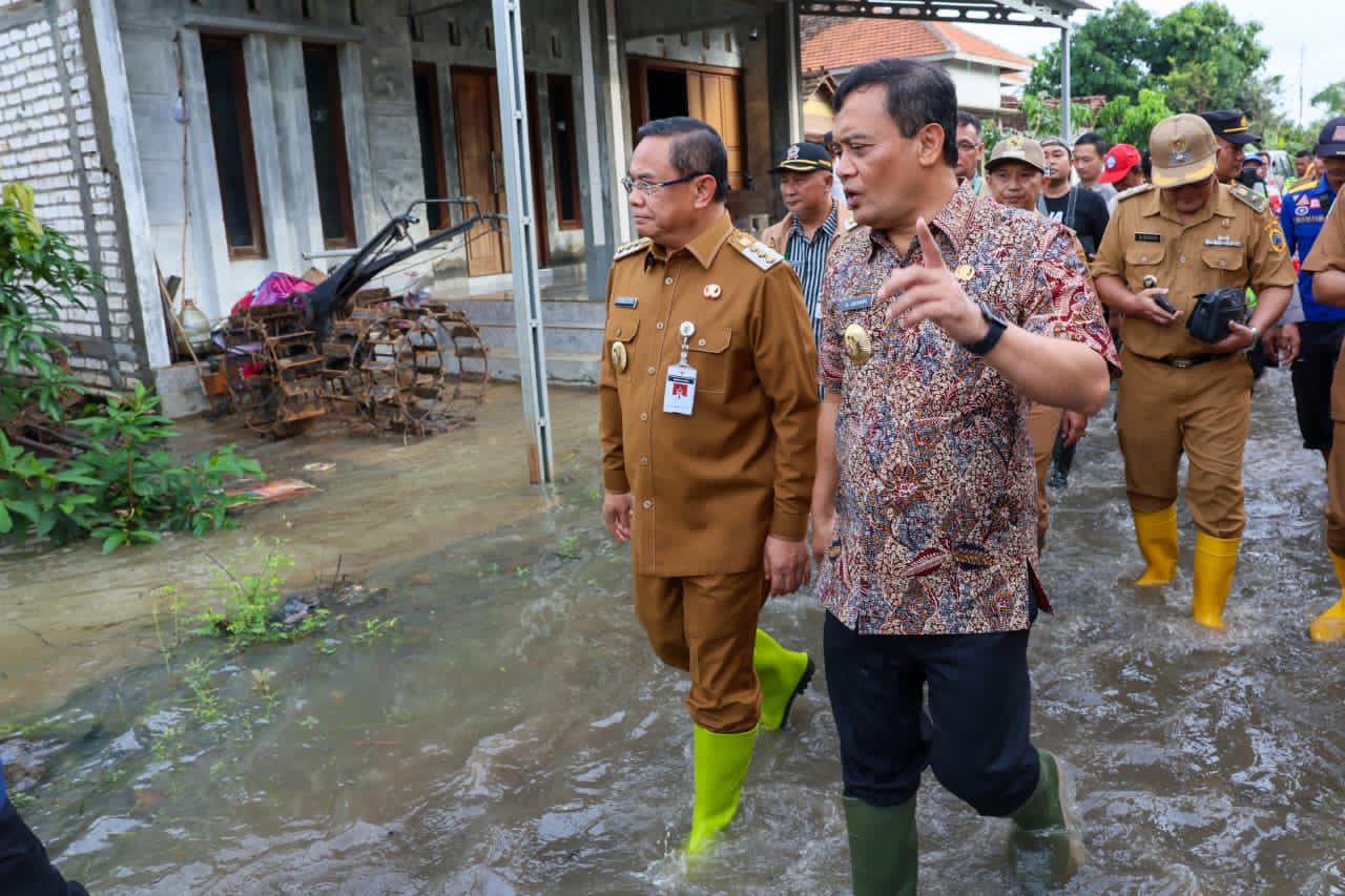 Gubernur Jateng Ahmad Luthfi bersama Bupati Pati meninjau daerah di Pati yang terkena banjir