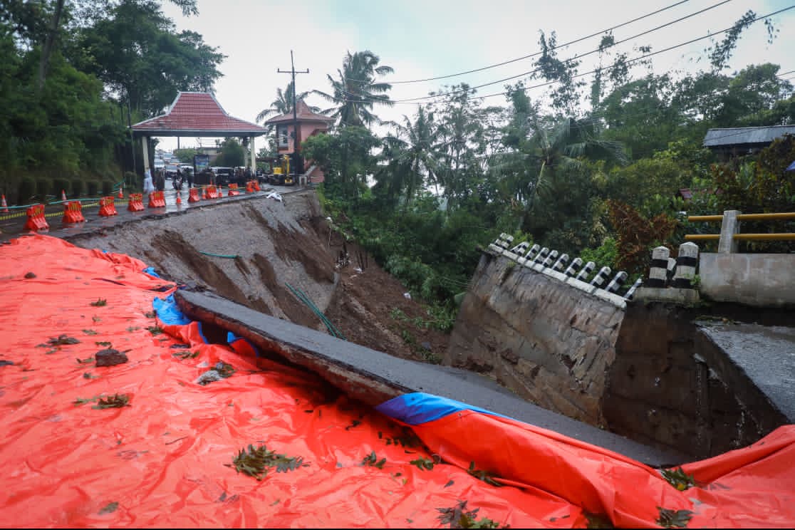 Jalan di dekat pintu masuk wisata Colo yang mengalami longsor